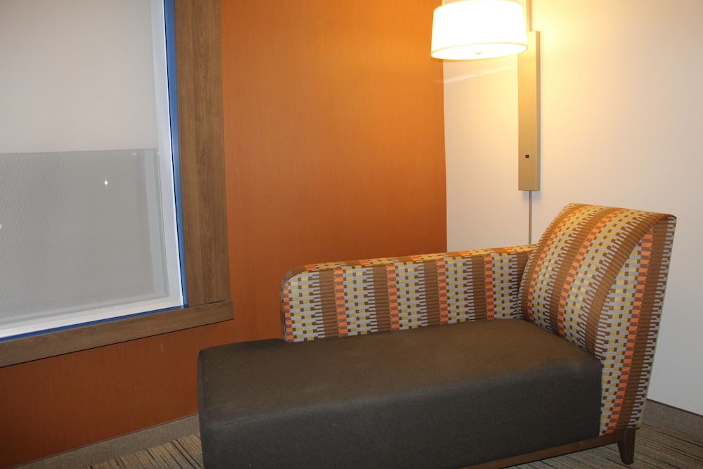 Holiday Inn Express & Suites Phoenix - Airport North 43/71