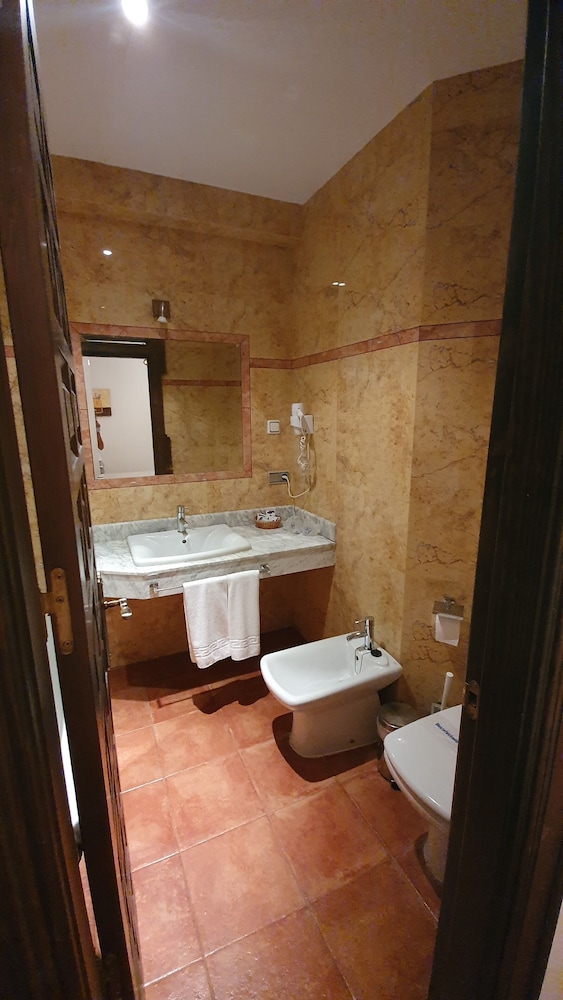 Coso Viejo Hotel 60/61