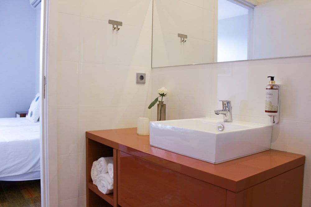 شقة استوديو بسريرين منفصلين بإطلالة على الحديقة بشرفة مع أريكة، Oporto Trendy Apartments 4/5