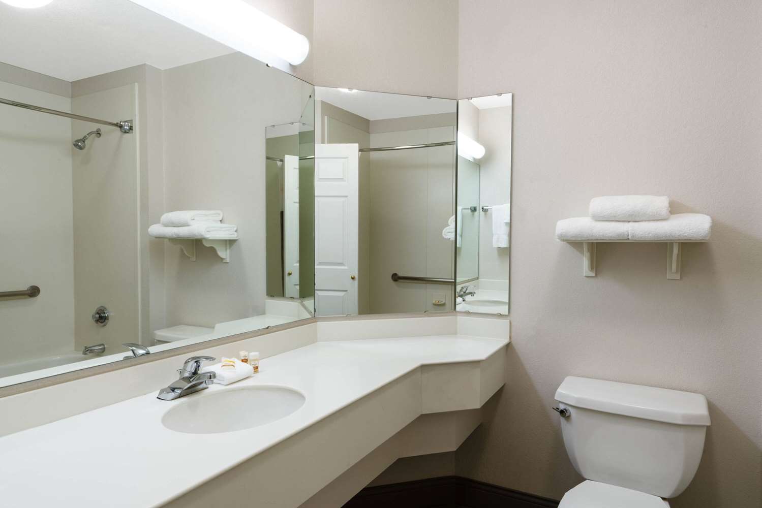 La Quinta Inn Suites Pueblo 43/48