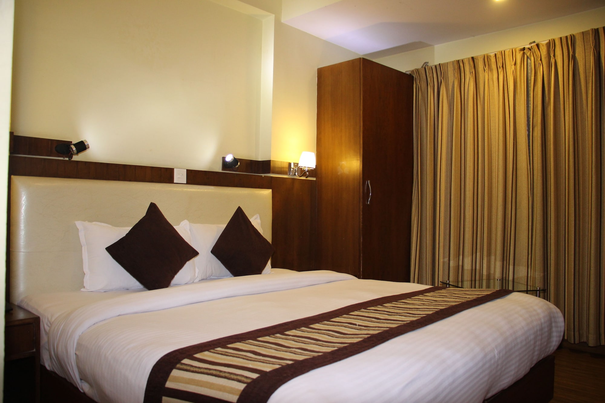 DELUXE, DOUBLE OR TWIN BED