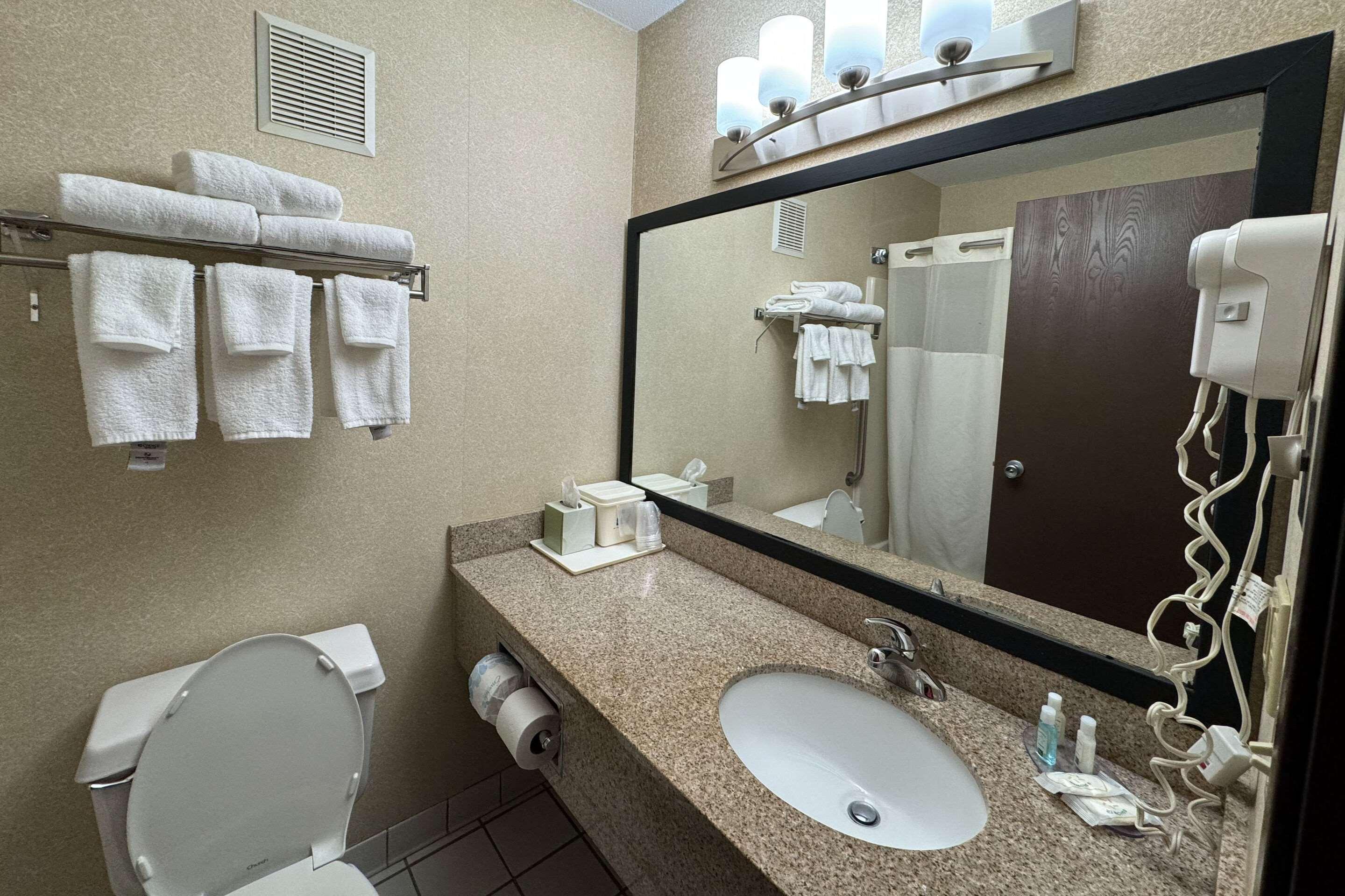 غرفة بسريرين كوين، Quality Inn Forsyth - Decatur 6/6