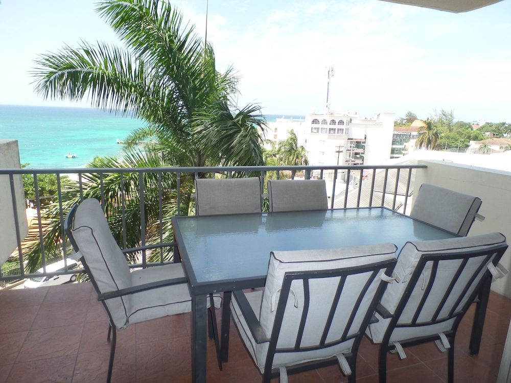 Sky Lounge Beach Studio 14/21