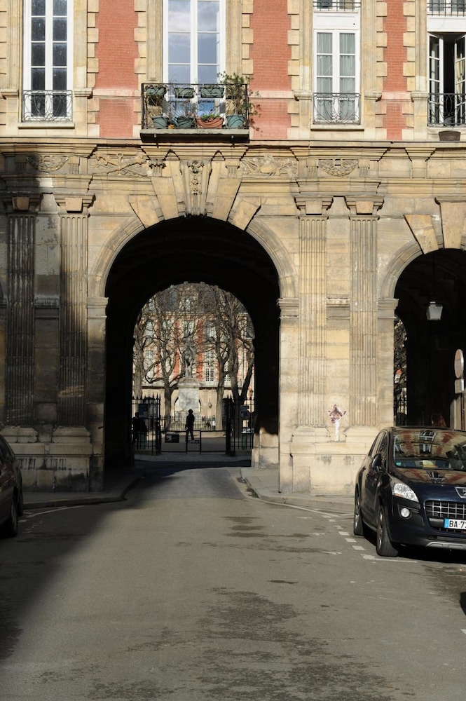 De La Place Des Vosges 55/63