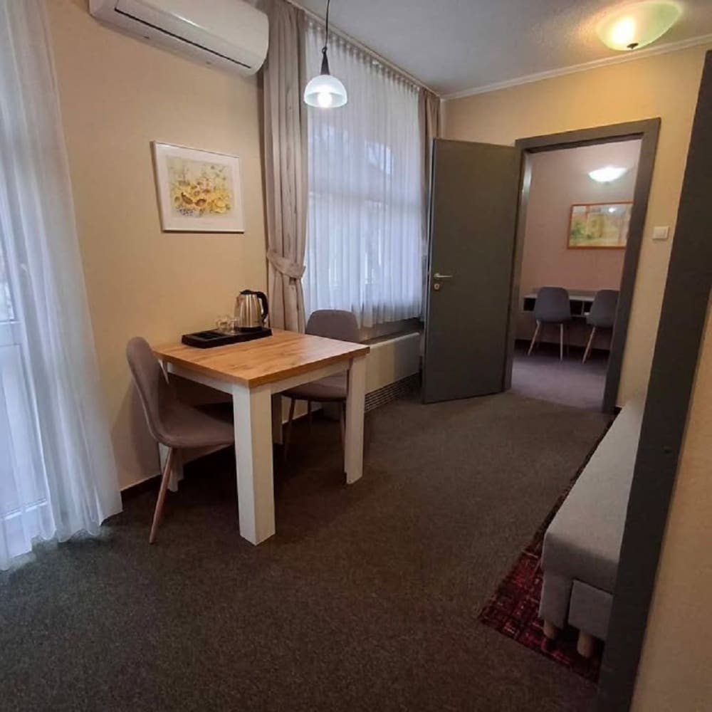 Hotel Unicornis 61/83