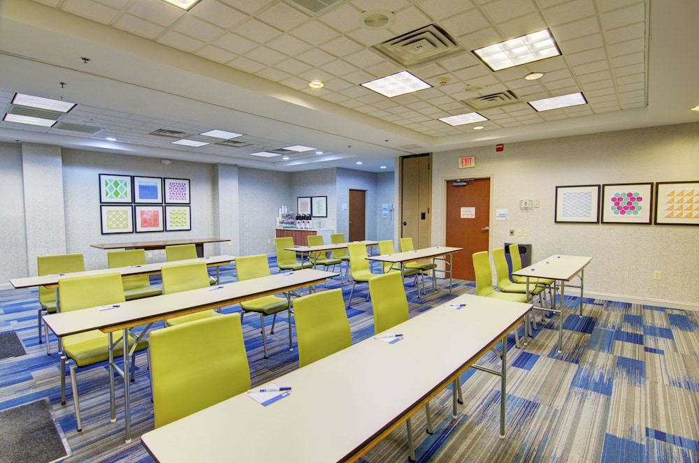Holiday Inn Express Suites Blackburg University Area 62/74