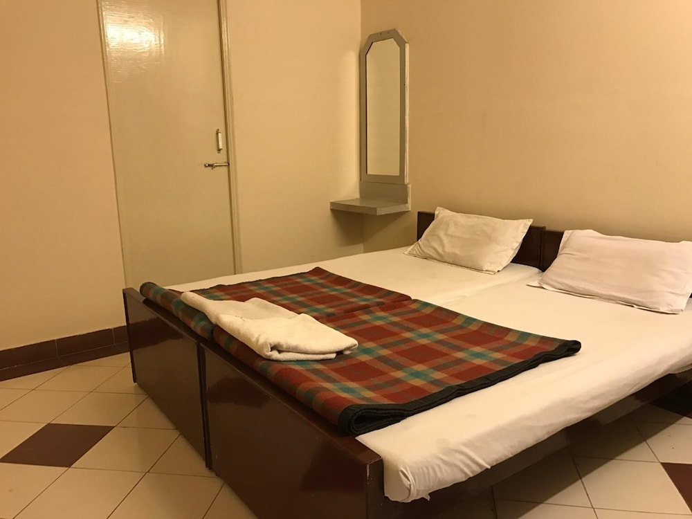 Hotel Sheela 12/53