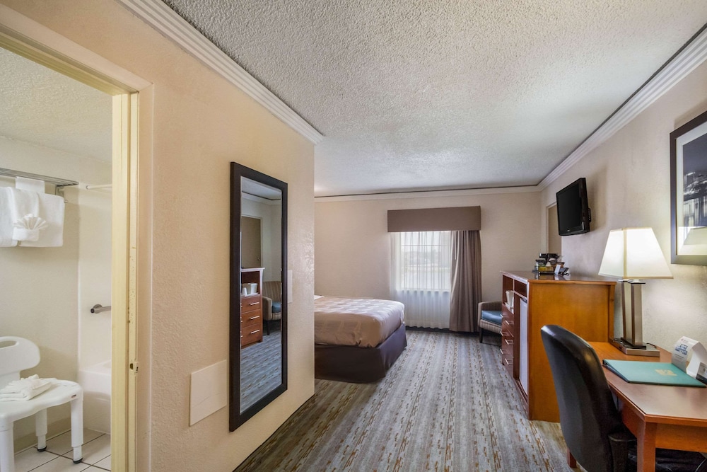 Quality Inn & Suites Kansas City - Independence I-70 East 21/34