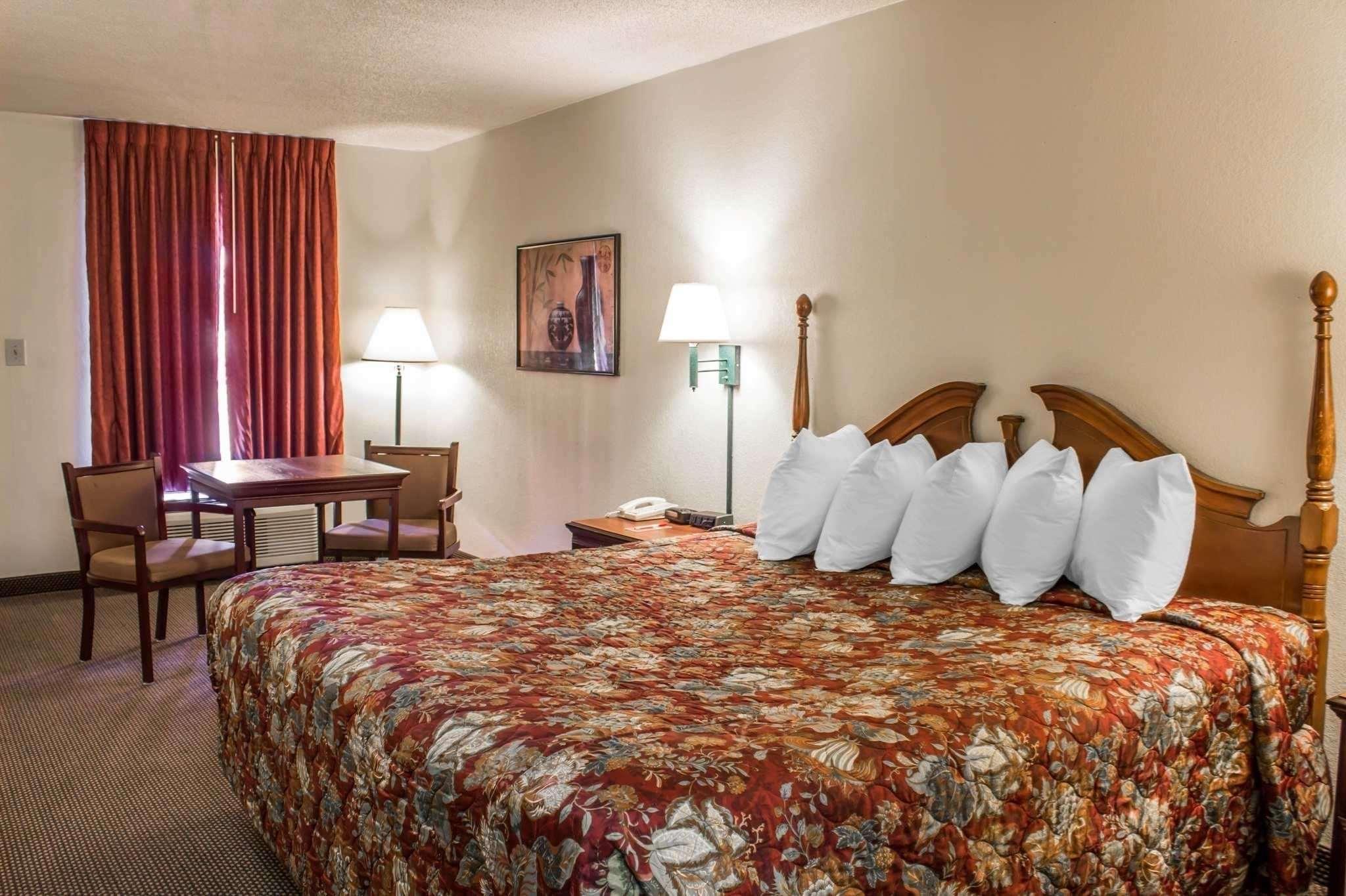 ROOM, KING BED