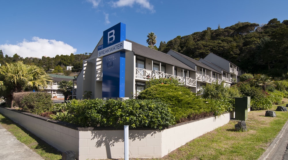 Breakwater Motel 54/60