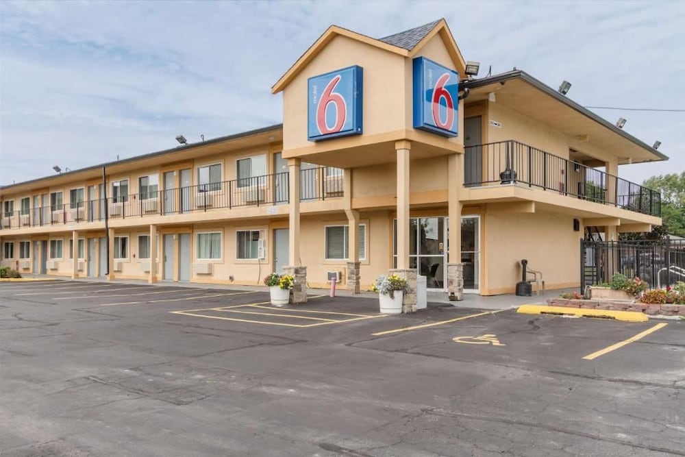 Motel6 Oshkosh, WI 57/67