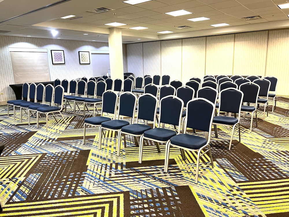 Holiday Inn Express & Suites Chicago North-Waukegan-Gurnee 43/50