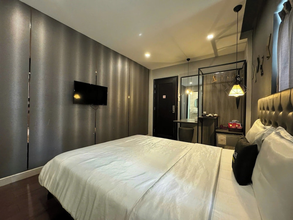 SUPERIOR, QUEEN BED