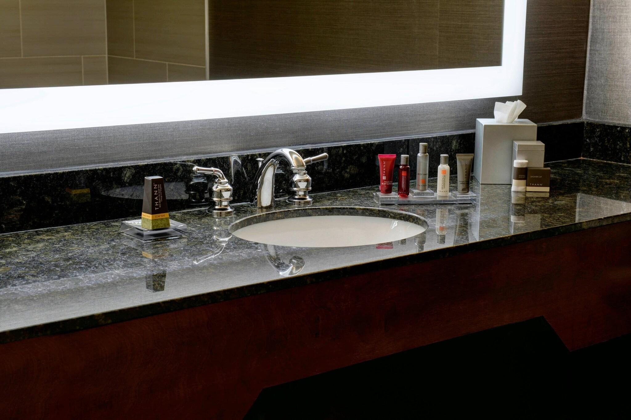 غرفة بسرير كينج لذوي الإعاقة، Marriott East Lansing At University Place 3/5