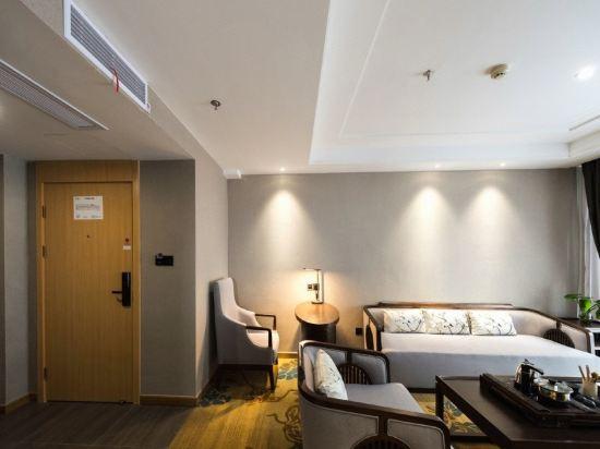 Feature, Yunya, Suite, Queen Bed