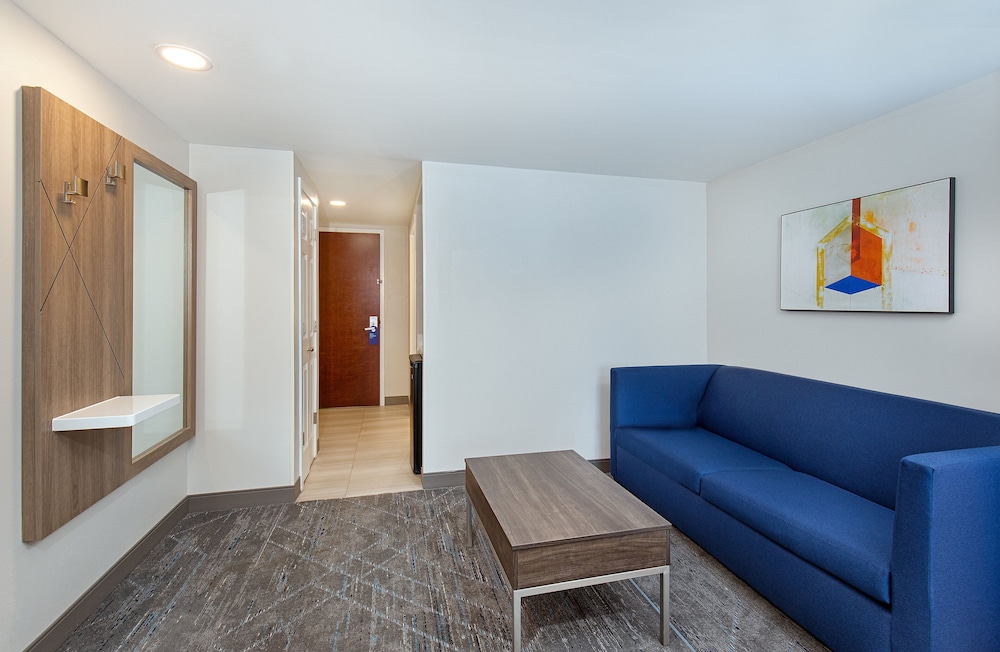 Holiday Inn Express Hotel and Suites Columbus At Northlake 35/57
