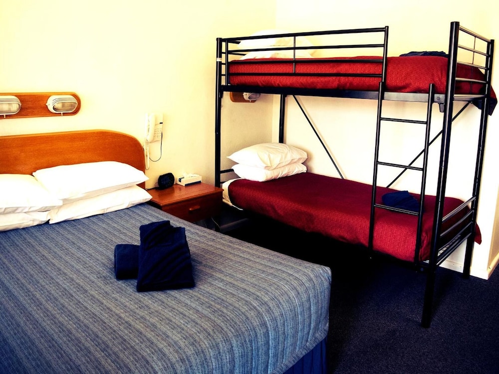 REST POINT MOTOR INN 25/58