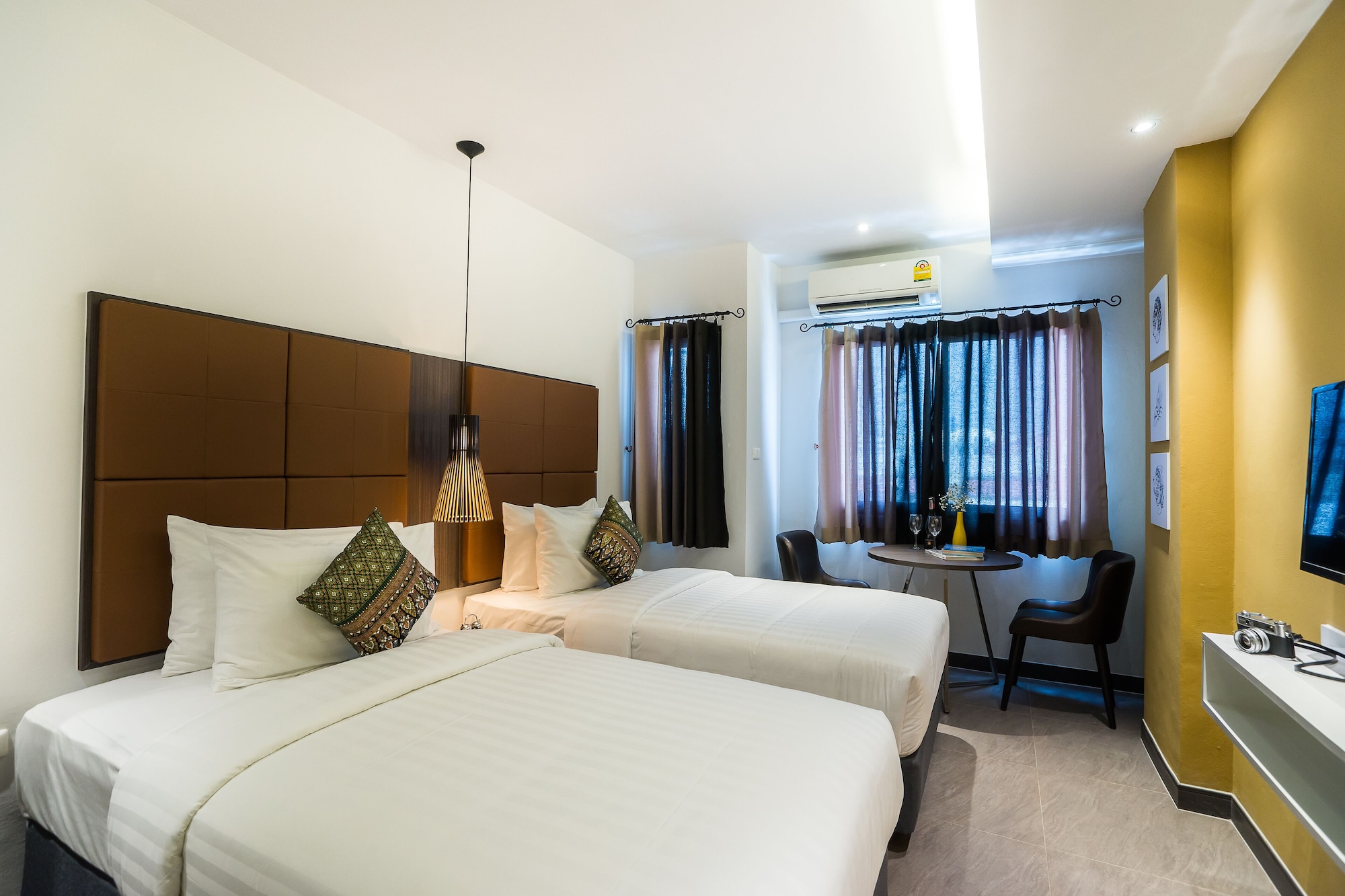 Deluxe, Twin Beds