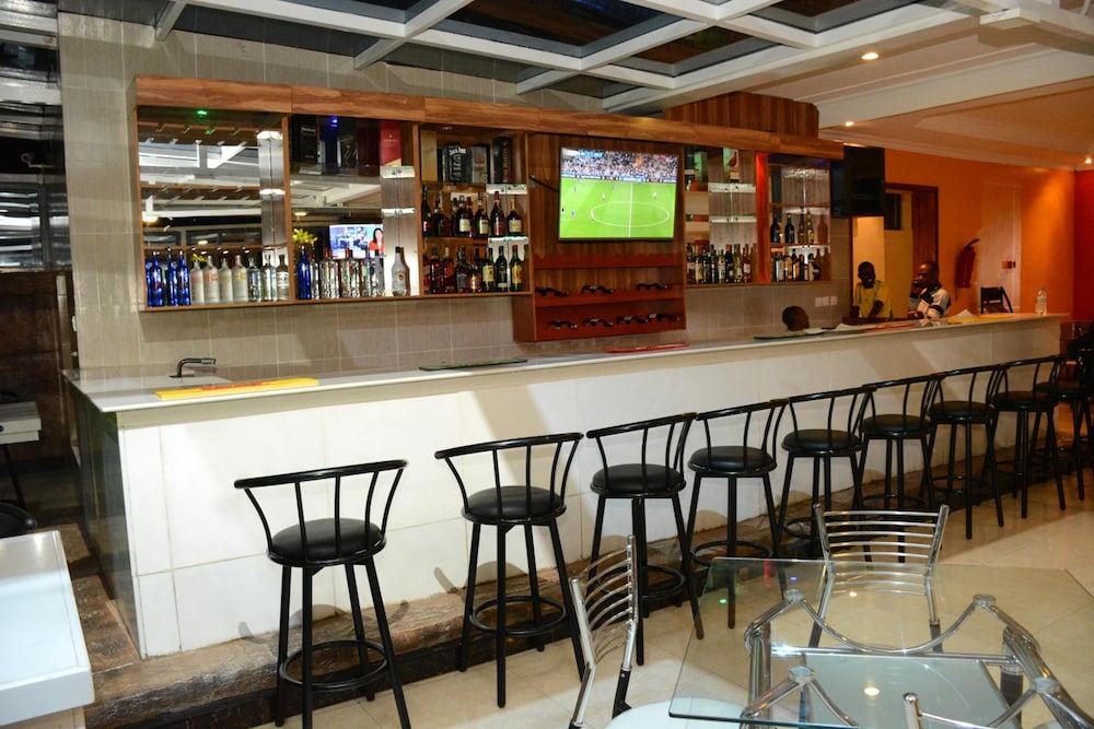 La Posh Hotel 27/33