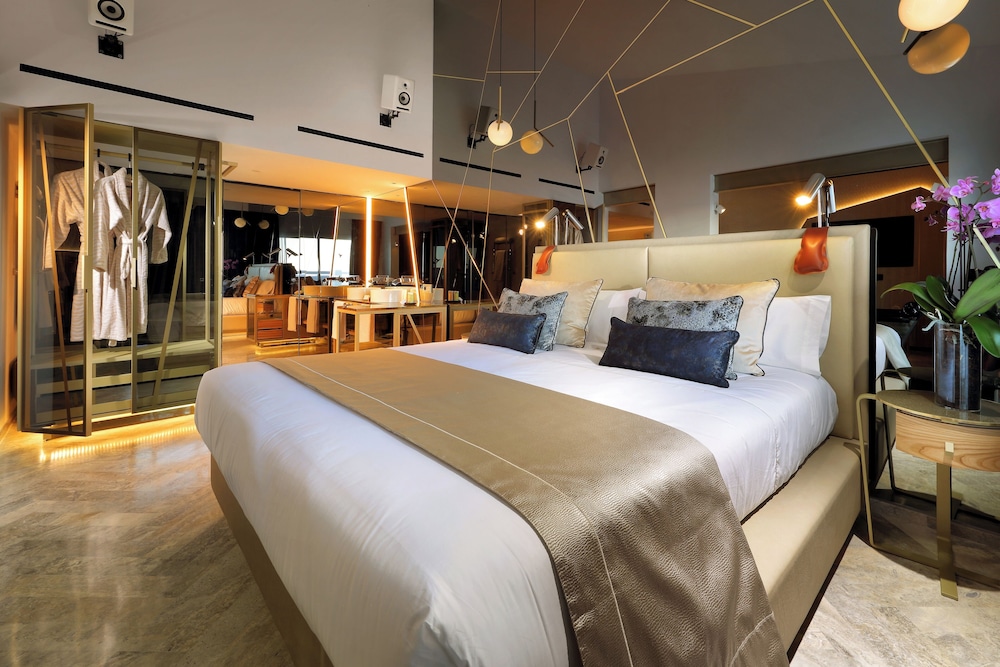 Club, Suite, Double Bed, Station View