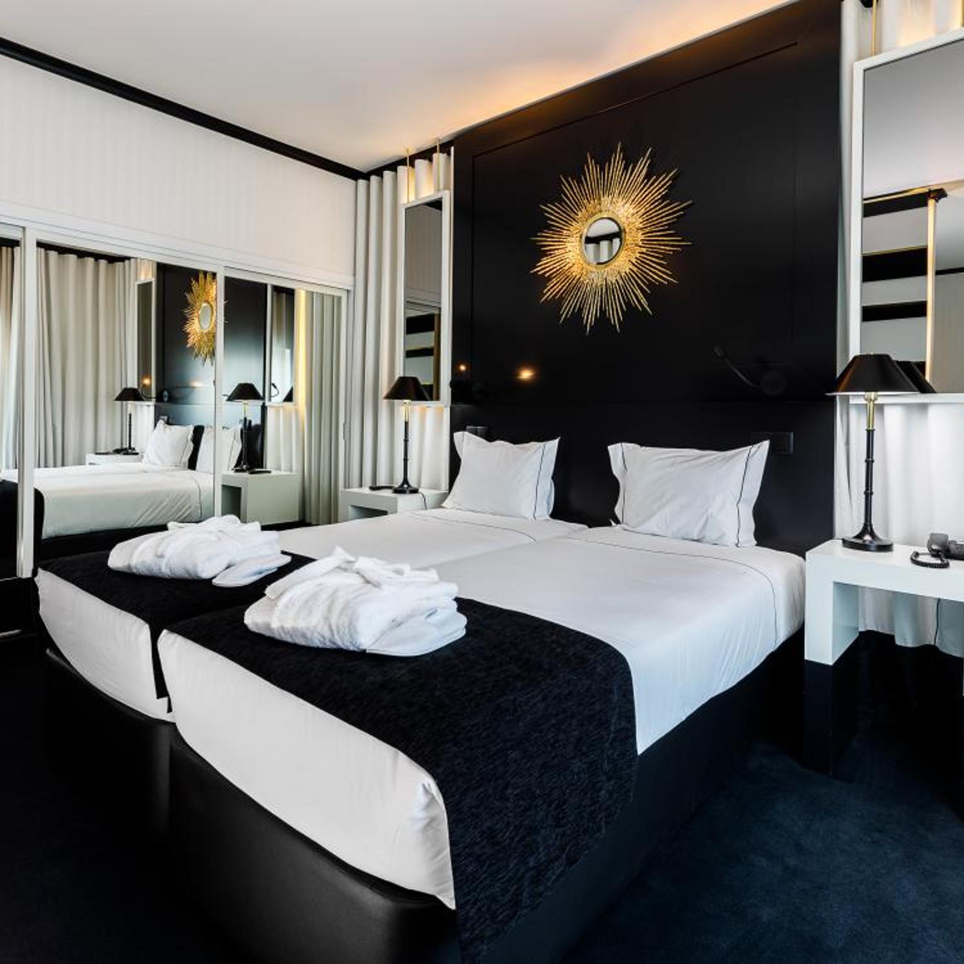 ROOM, DOUBLE OR TWIN BED
