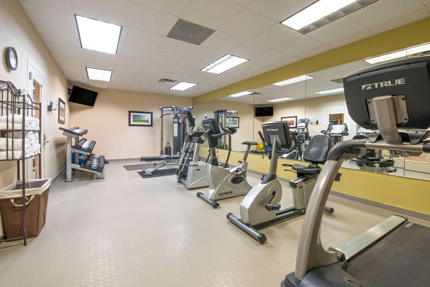 Bakken Airport Hotel And Suites Xwa 7/26