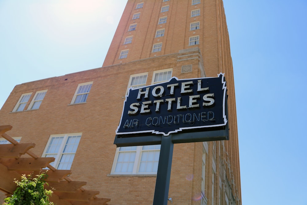 The Hotel Settles 3/35