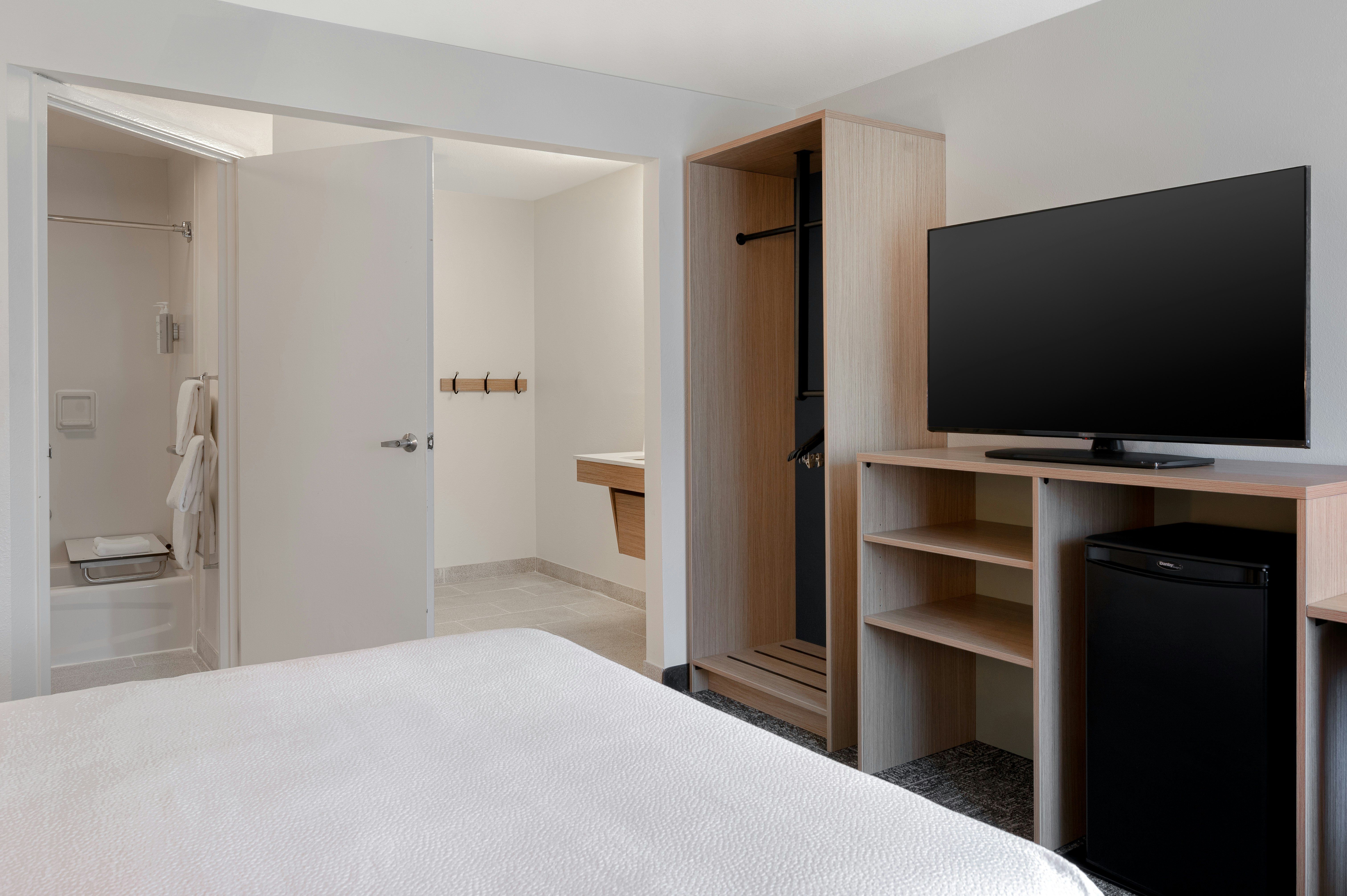 ROOM, QUEEN BED, ACCESSIBLE