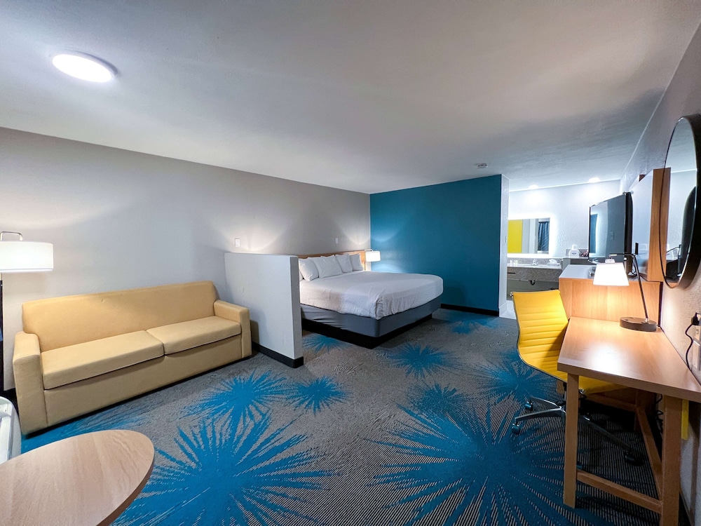 Days Inn & Suites by Wyndham Santa Rosa 12/30