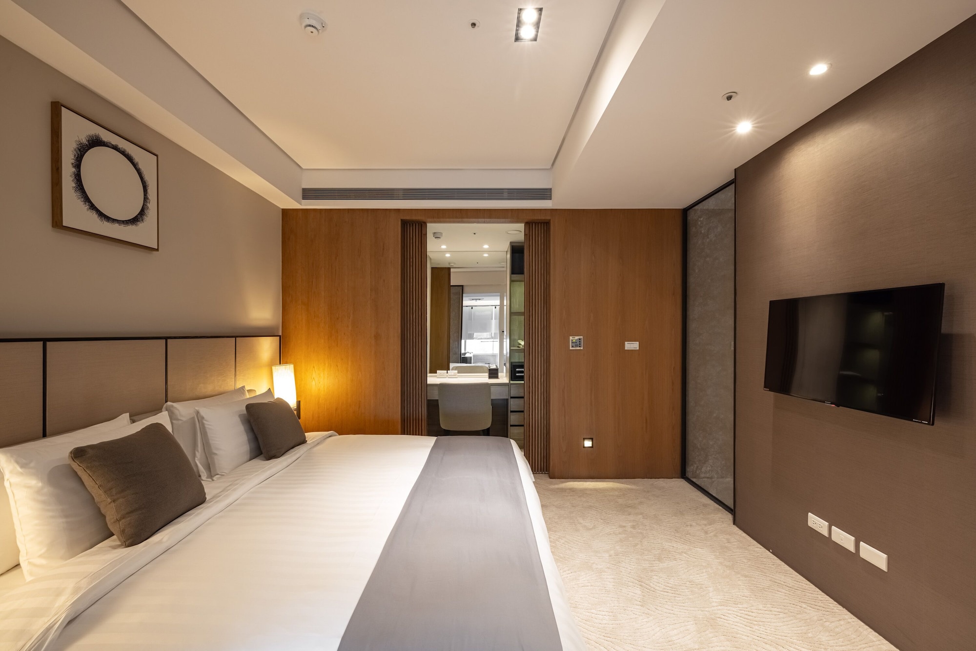 SUPERIOR, SUITE, MULTIPLE BEDS, PARTIAL OCEAN VIEW