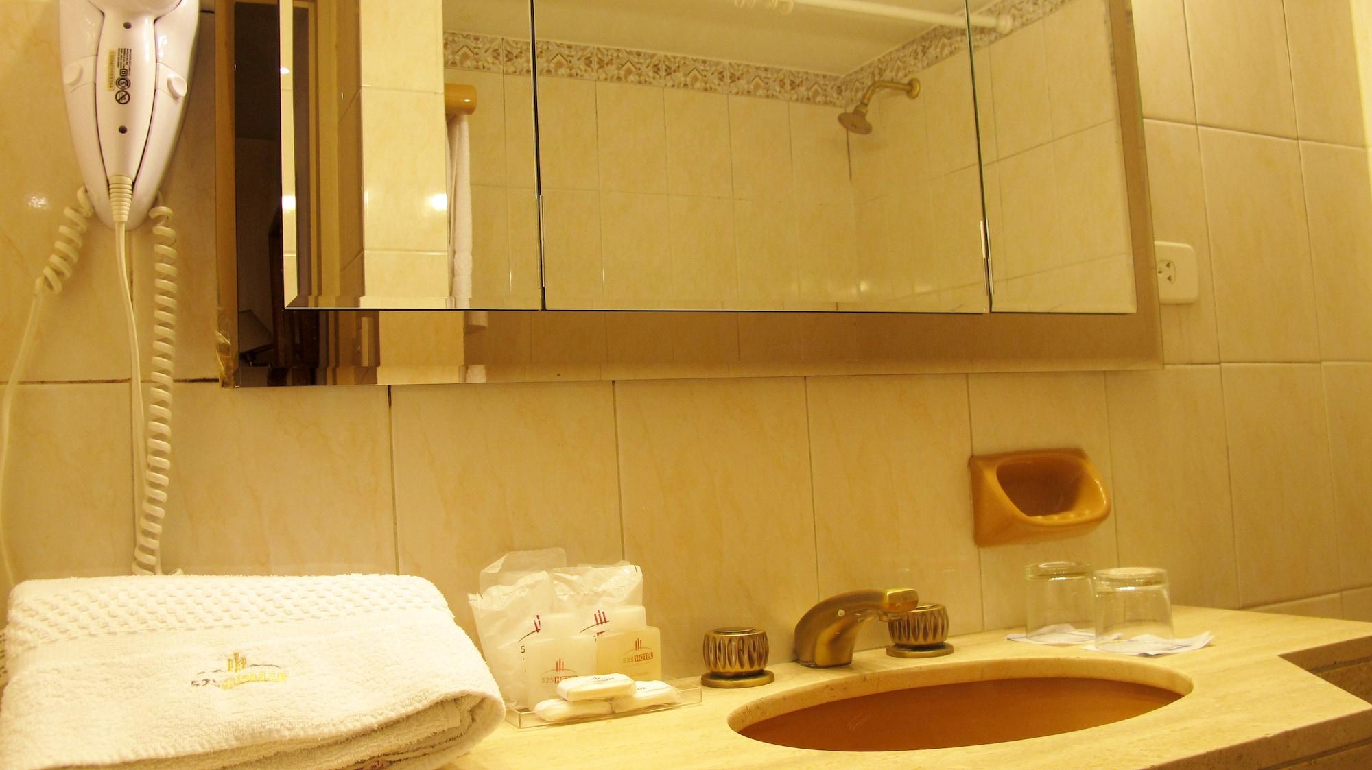 غرفة ثلاثية، Sheltown Hotel 3/3
