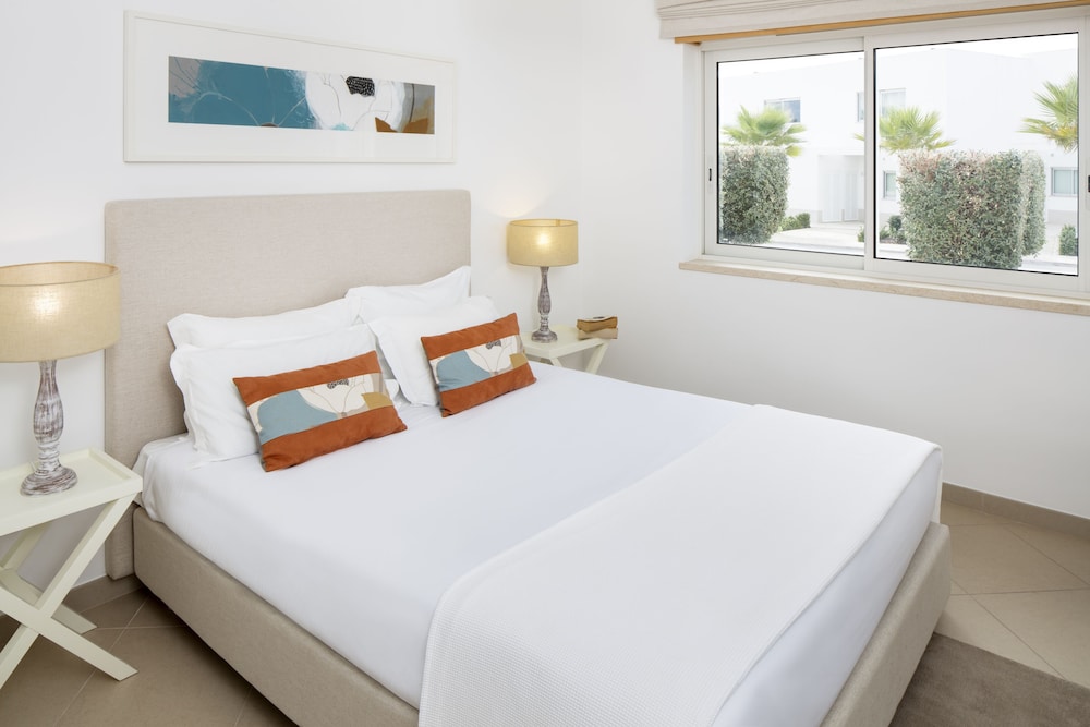 Praia Del Rey Golf And Beach Resort - The Village 17/50