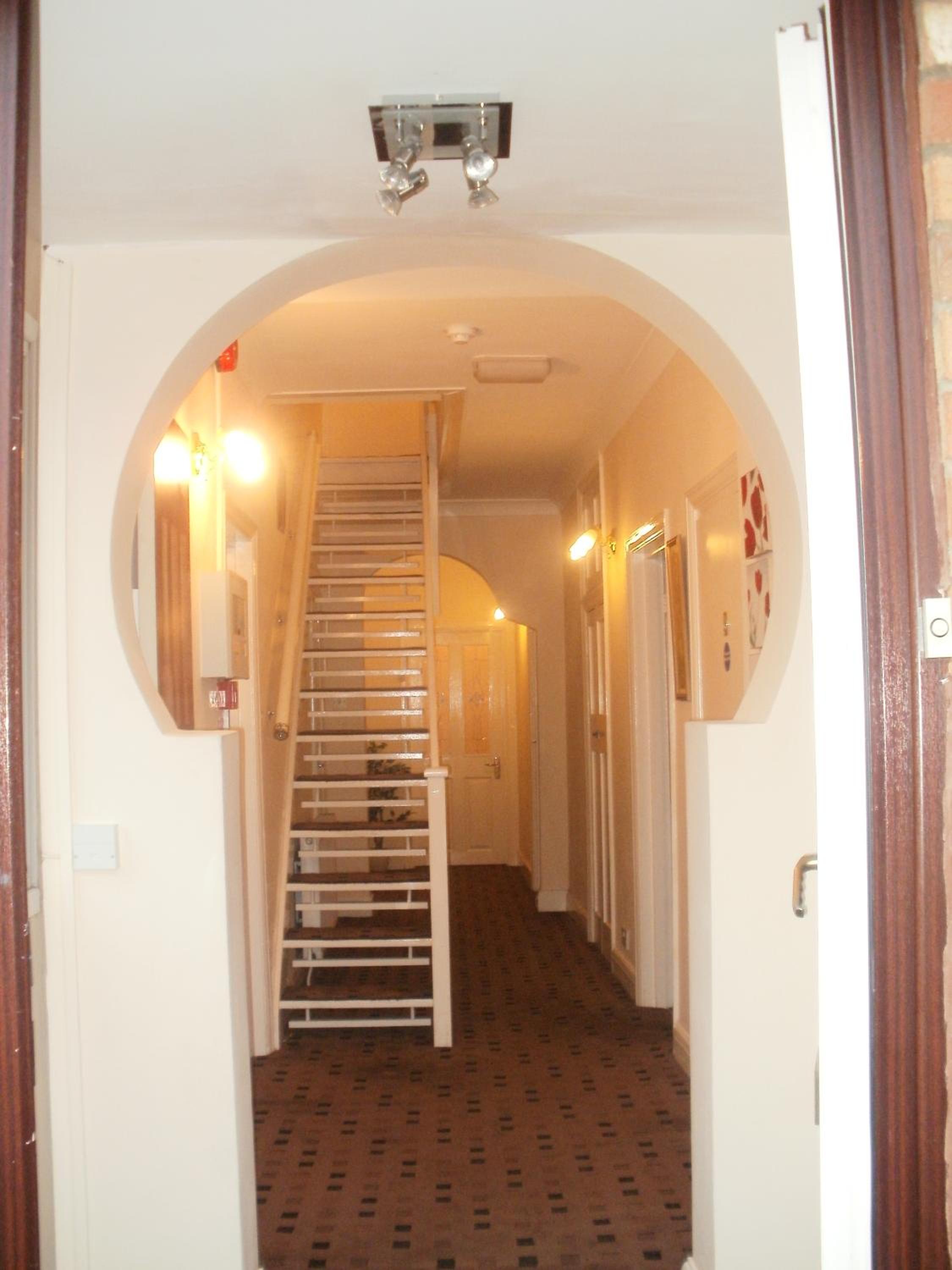 London Heathrow Guesthouse 5/23