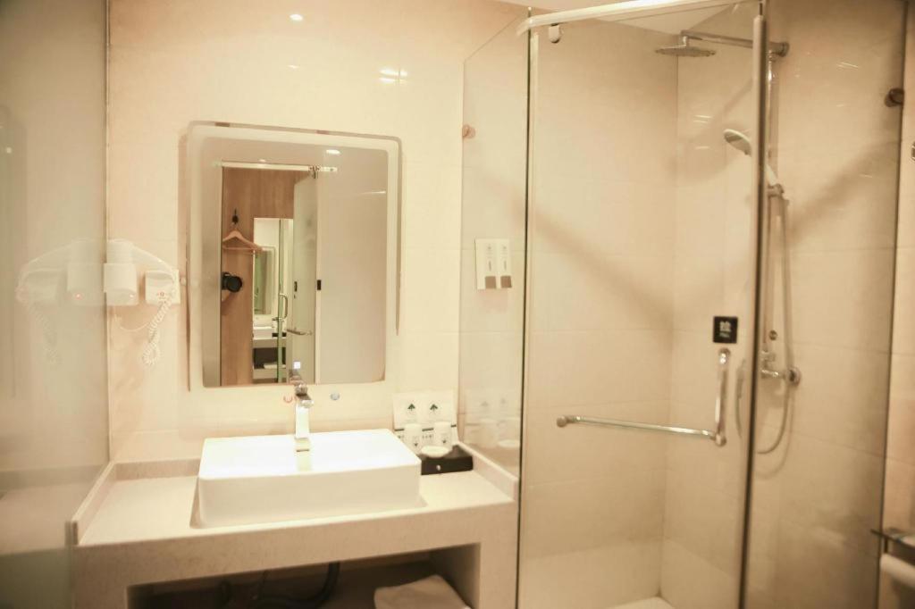 GreenTree Inn Shanxi Luliang Fengshan Road Central Park Express Hotel 37/48