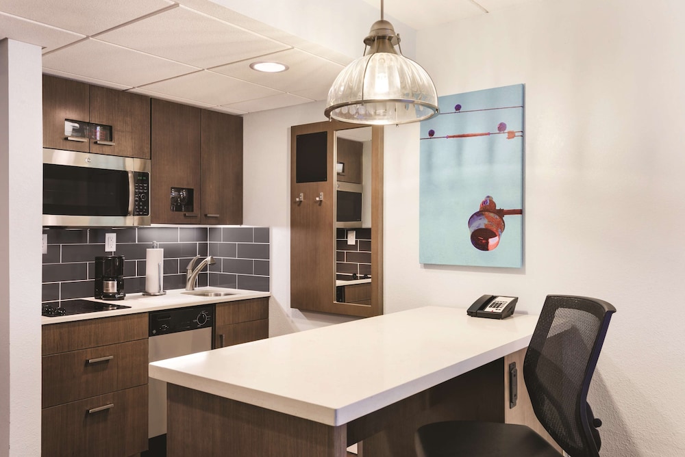 CLT Sky Suites 21/34