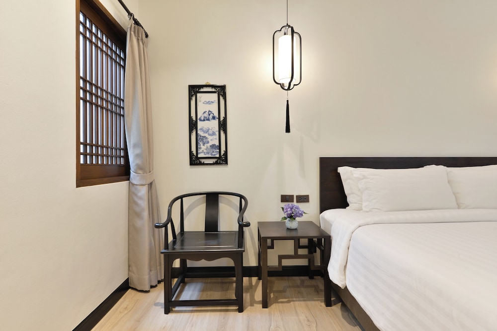 DELUXE, DOUBLE BED