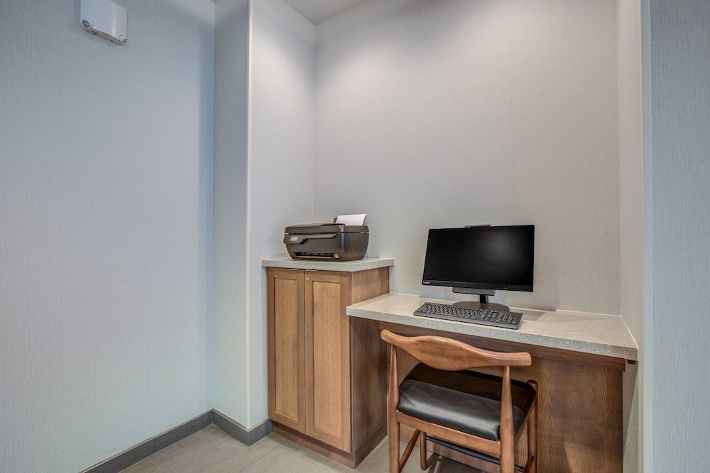 Fairfield Inn & Suites by Marriott Whitewater 35/38