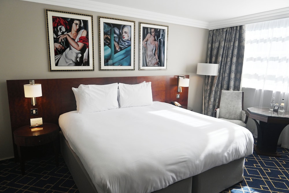 Victorian, Premium, Queen Bed, Airport View
