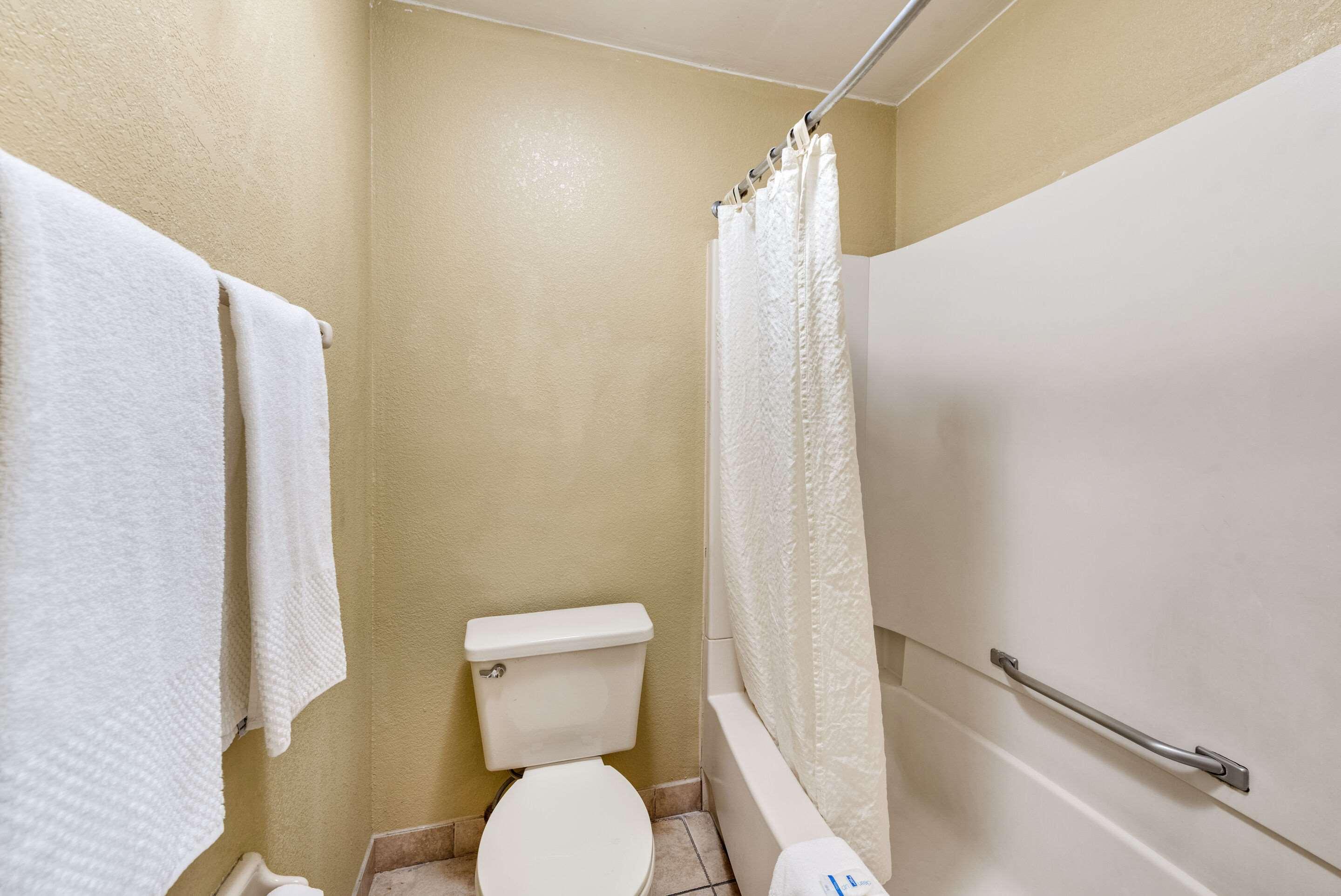 غرفة بسرير مزدوج، Rodeway Inn Columbus West 2/4
