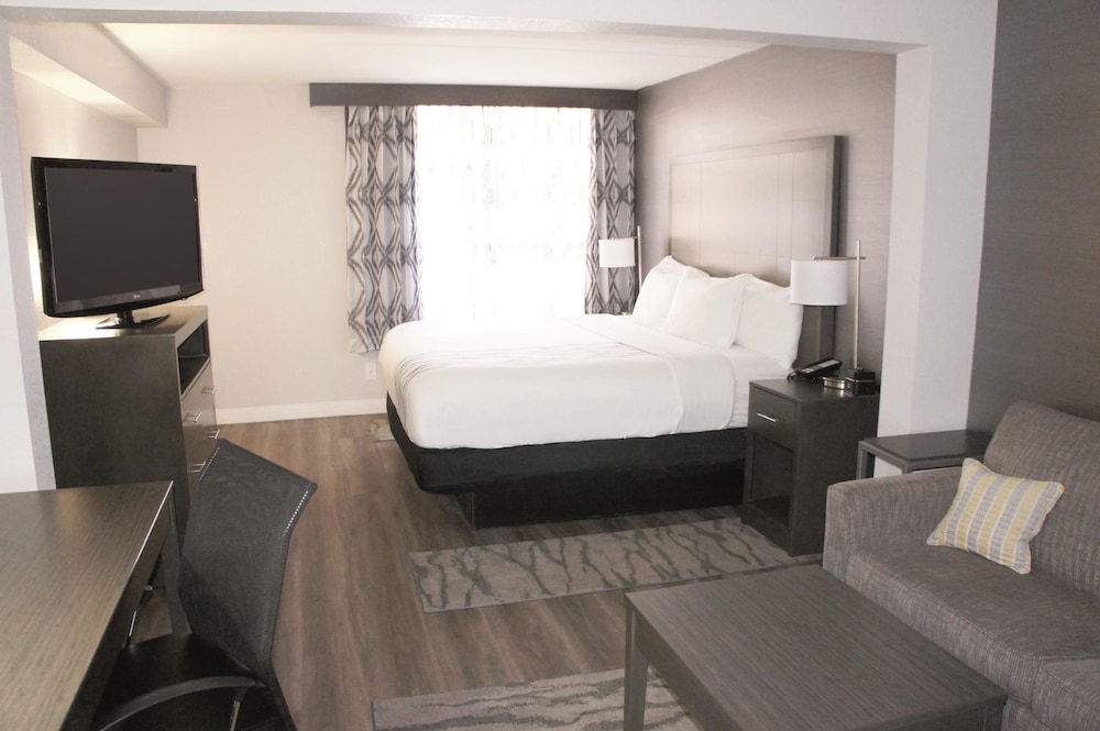 La Quinta Inn and Suites by Wyndham Raleigh Downtown North 8/47