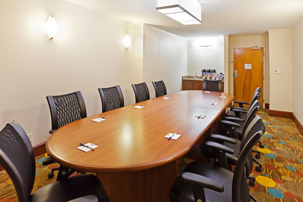 Holiday Inn Express & Suites Greensboro - (I-40 @ Wendover) 45/48