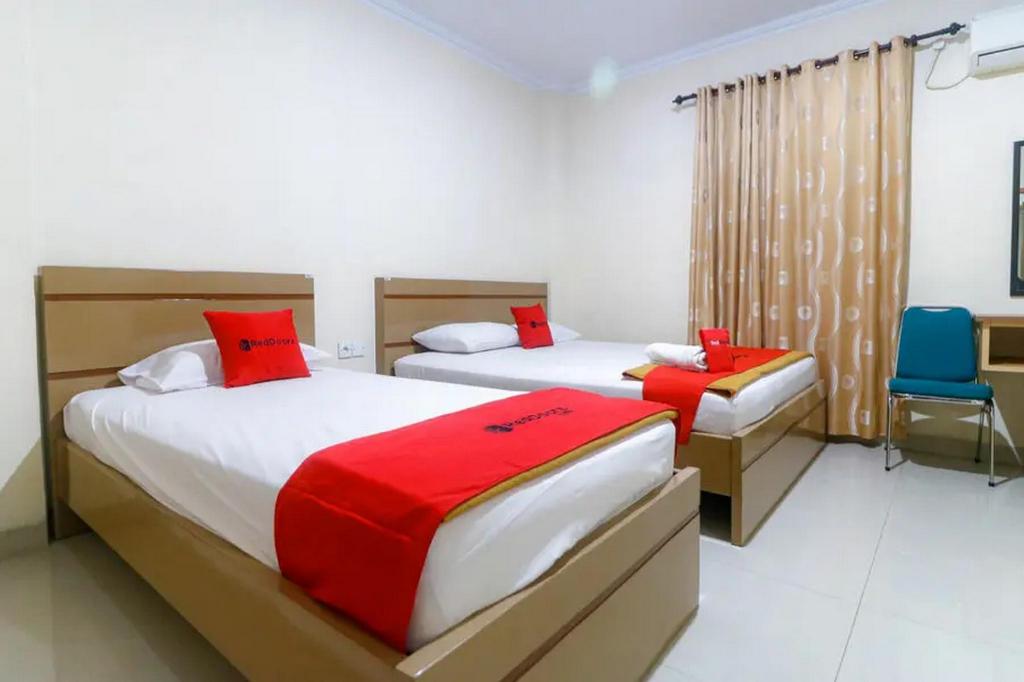 RedDoorz Plus near WTC Batanghari Mall 13/27