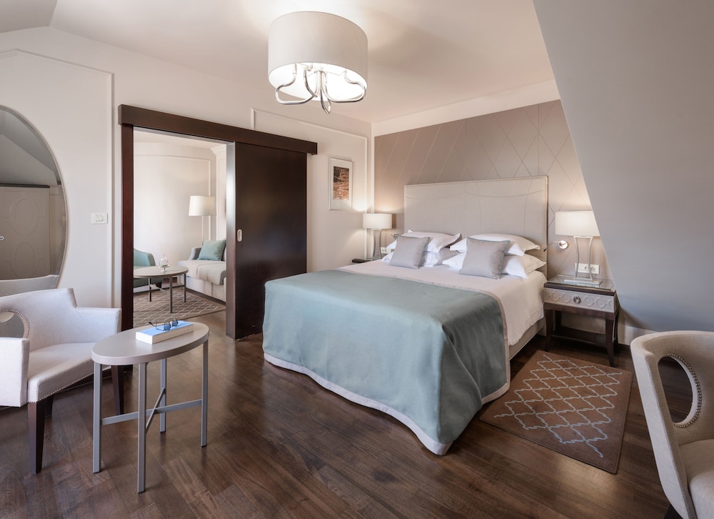 LUXURY, SUITE