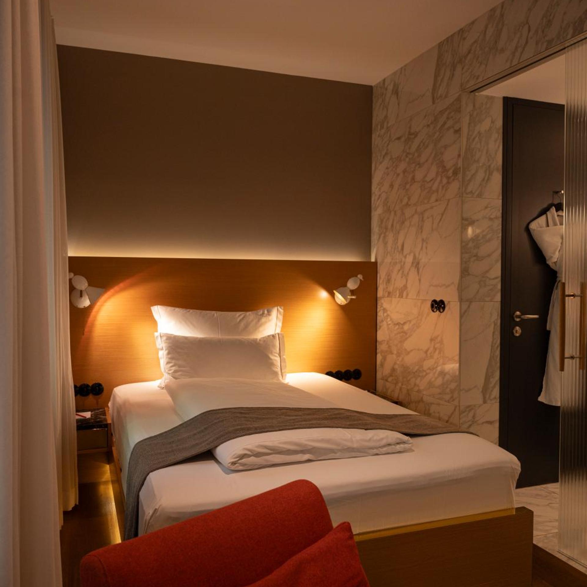 Courtyard, Superior, Single, King Bed