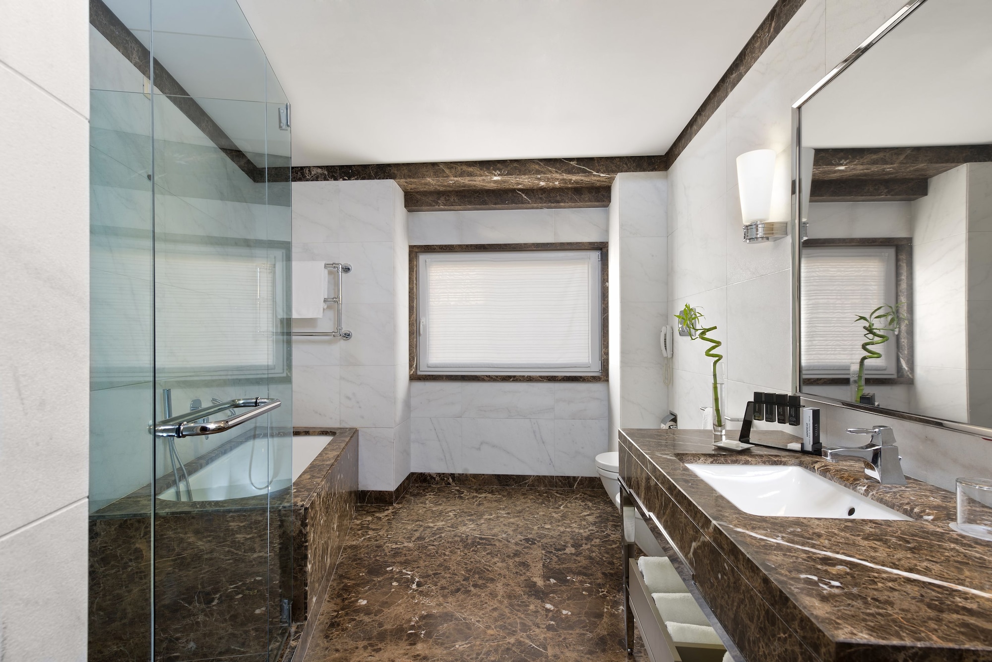 جناح رئاسي بسرير كينج بشرفة، Melia Genova 8/10