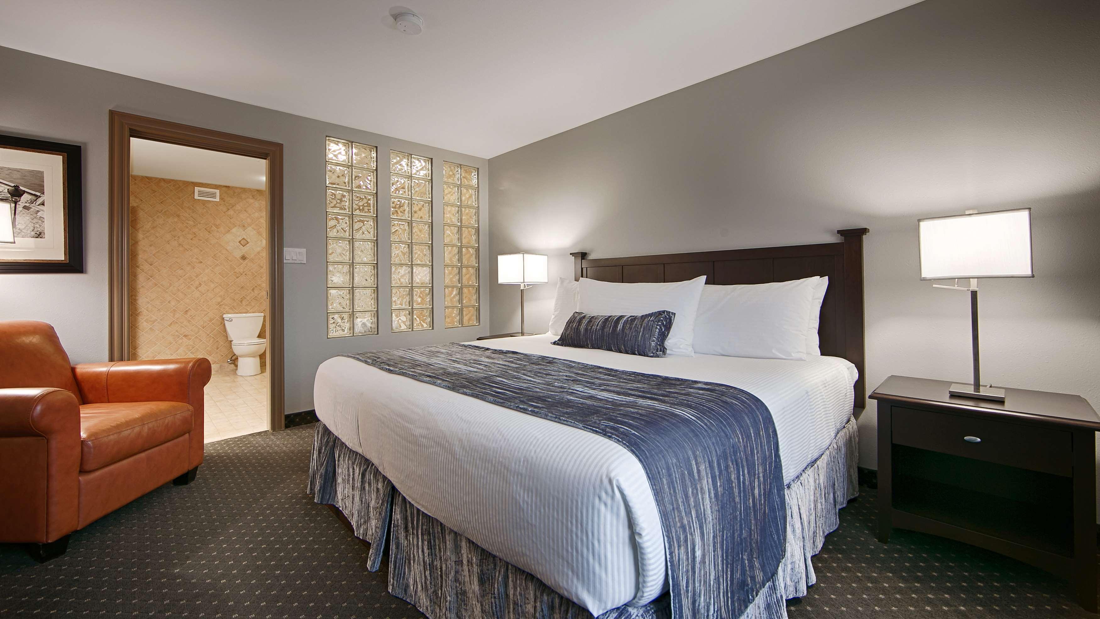 Suite, King Bed, Jetted Tub
