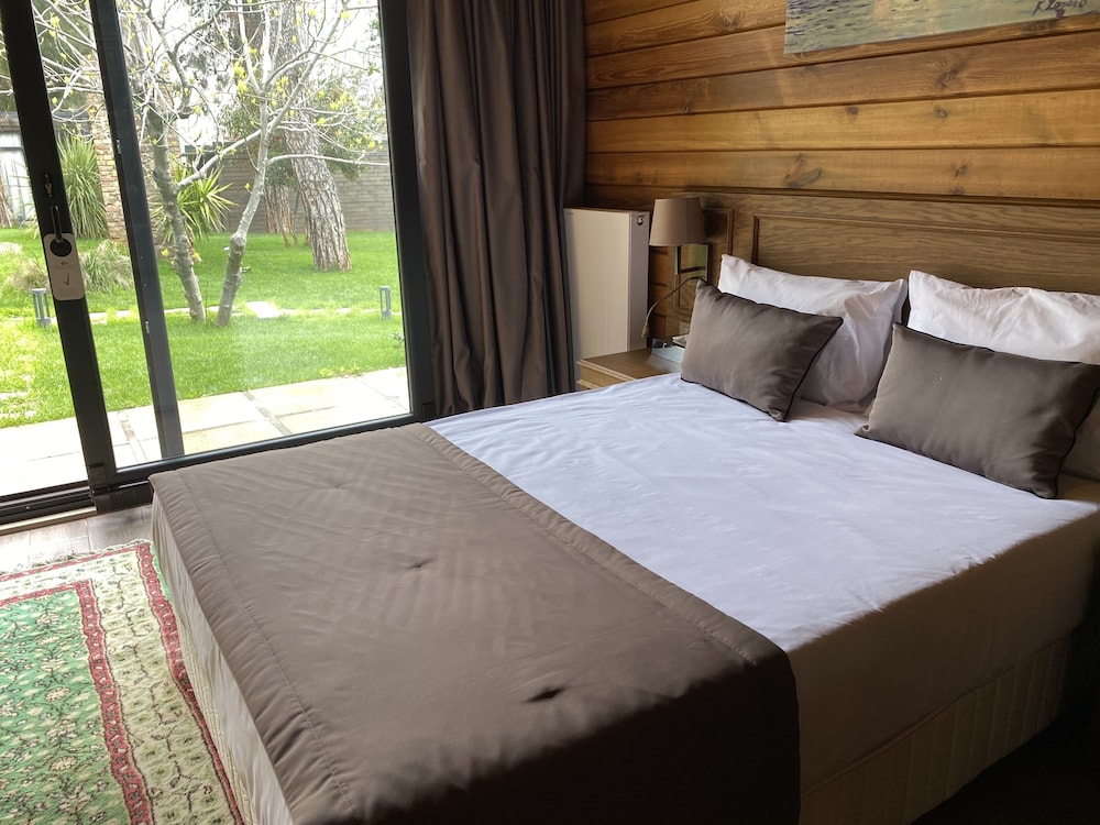 DELUXE, BUNGALOW