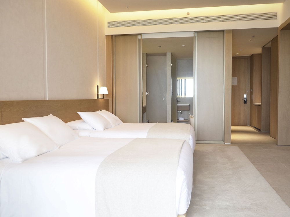 Room, 2 Double Beds, Ocean Front، The Sanya Edition 5/7