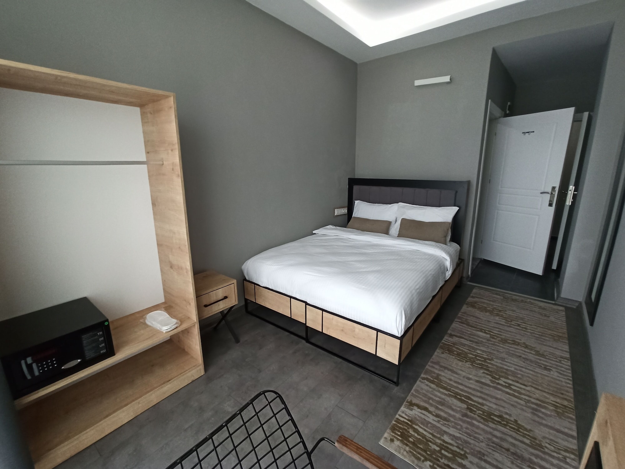 DELUXE, DOUBLE BED