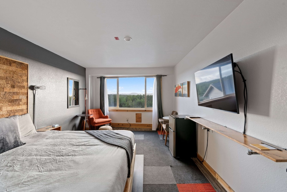 Adrift Hotel 17/50